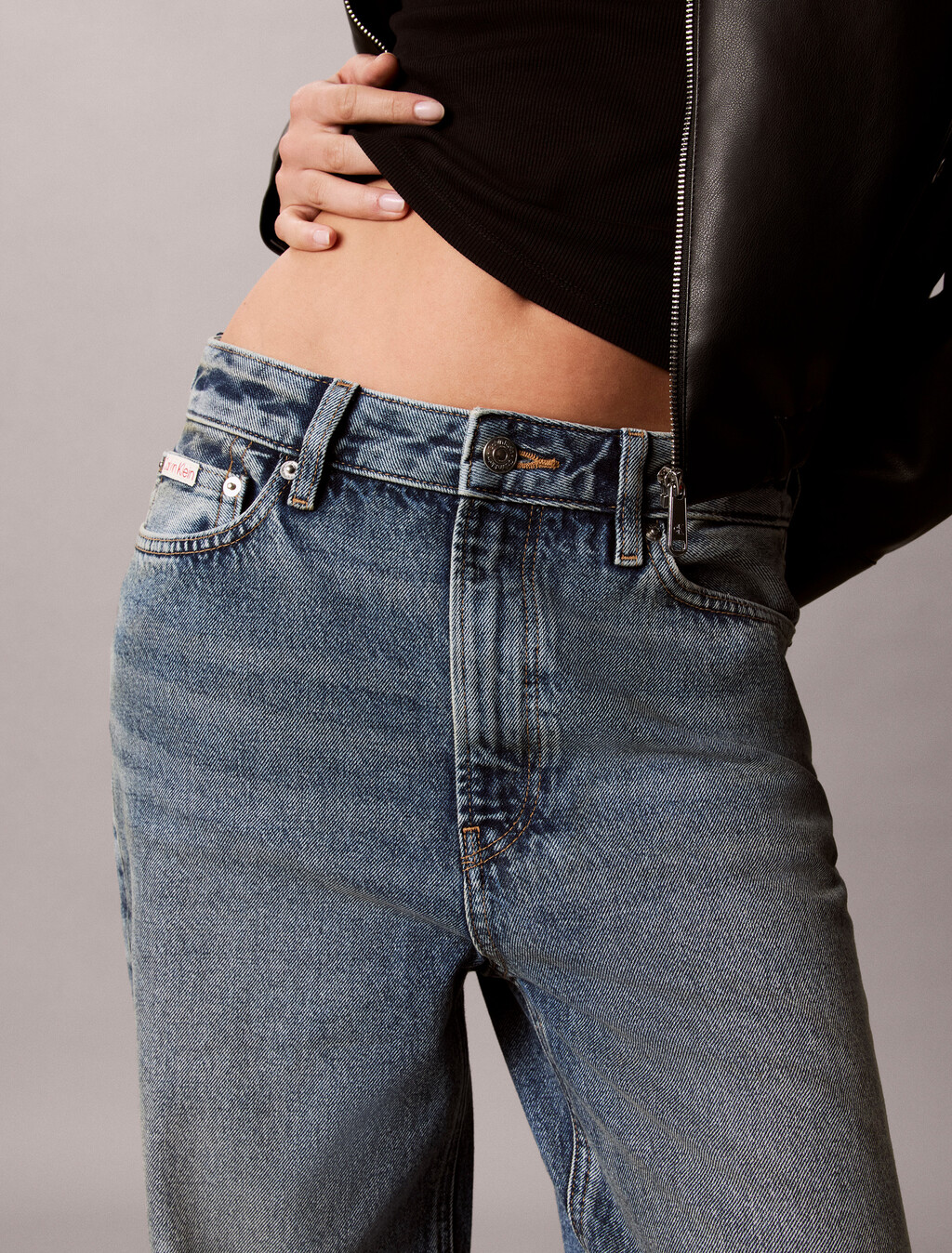 Buy 여성 하이라이즈 루즈 로우 헴 데님 in color Denim Blue