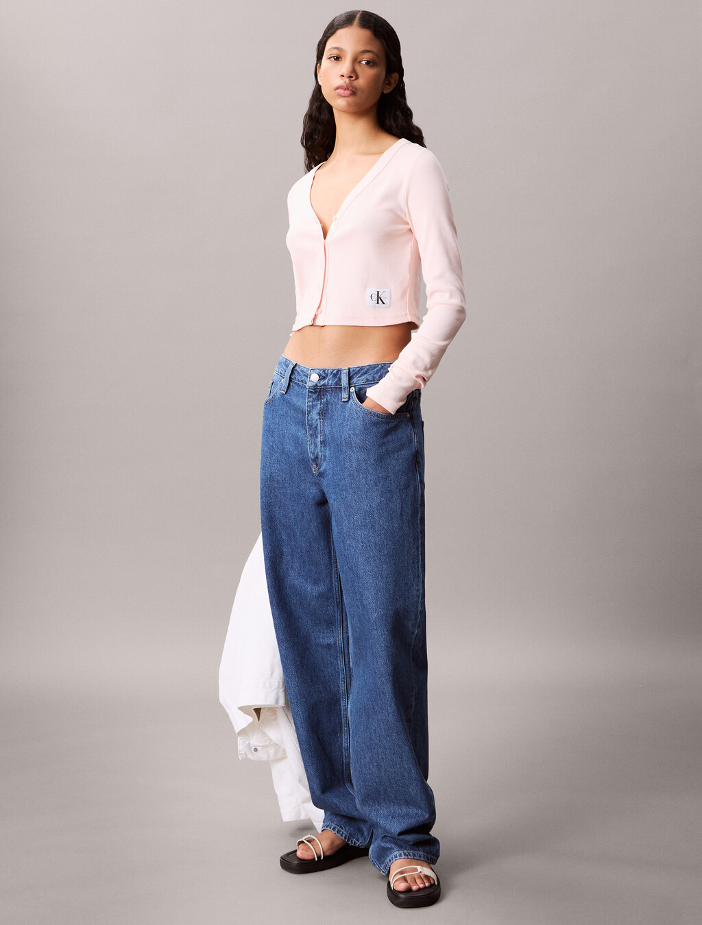 Buy 여성 우븐라벨 베이비립 가디건 in color CLOUD PINK