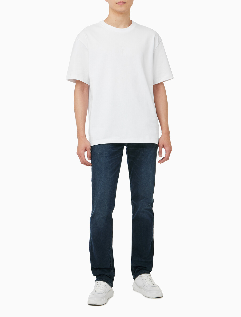 Buy 남성 릴렉스핏 CK 리퀴드 모노그램 로고 반팔 티셔츠 in color BRILLIANT WHITE