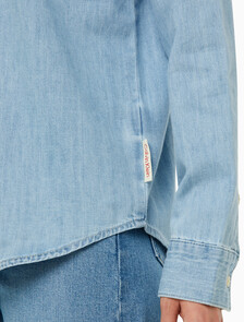 Buy 여성 롱슬리브 클래식 샴브레이 셔츠 in color LIGHT BLUE