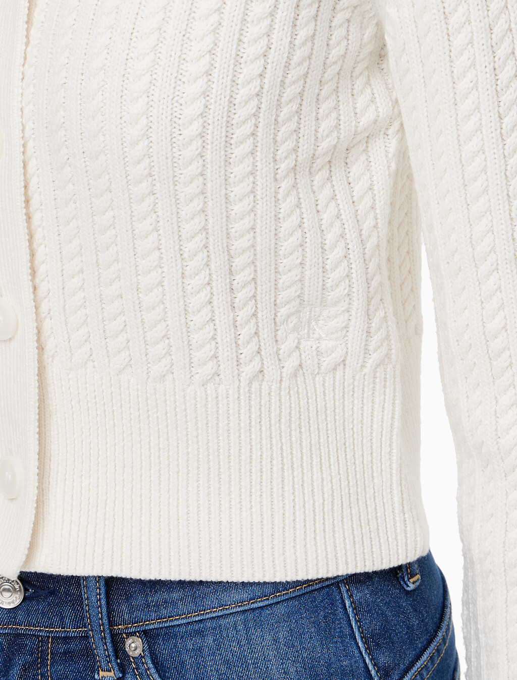 Buy 여성 크롭 케이블 가디건 in color WHITE