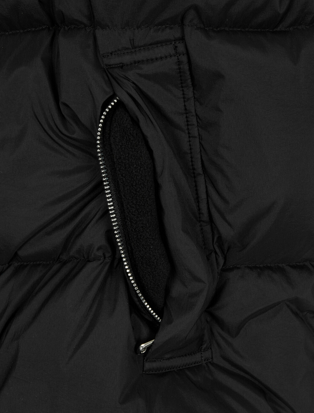 Buy 남성 커브드 퀼팅 나일론 다운 푸퍼 in color CK BLACK