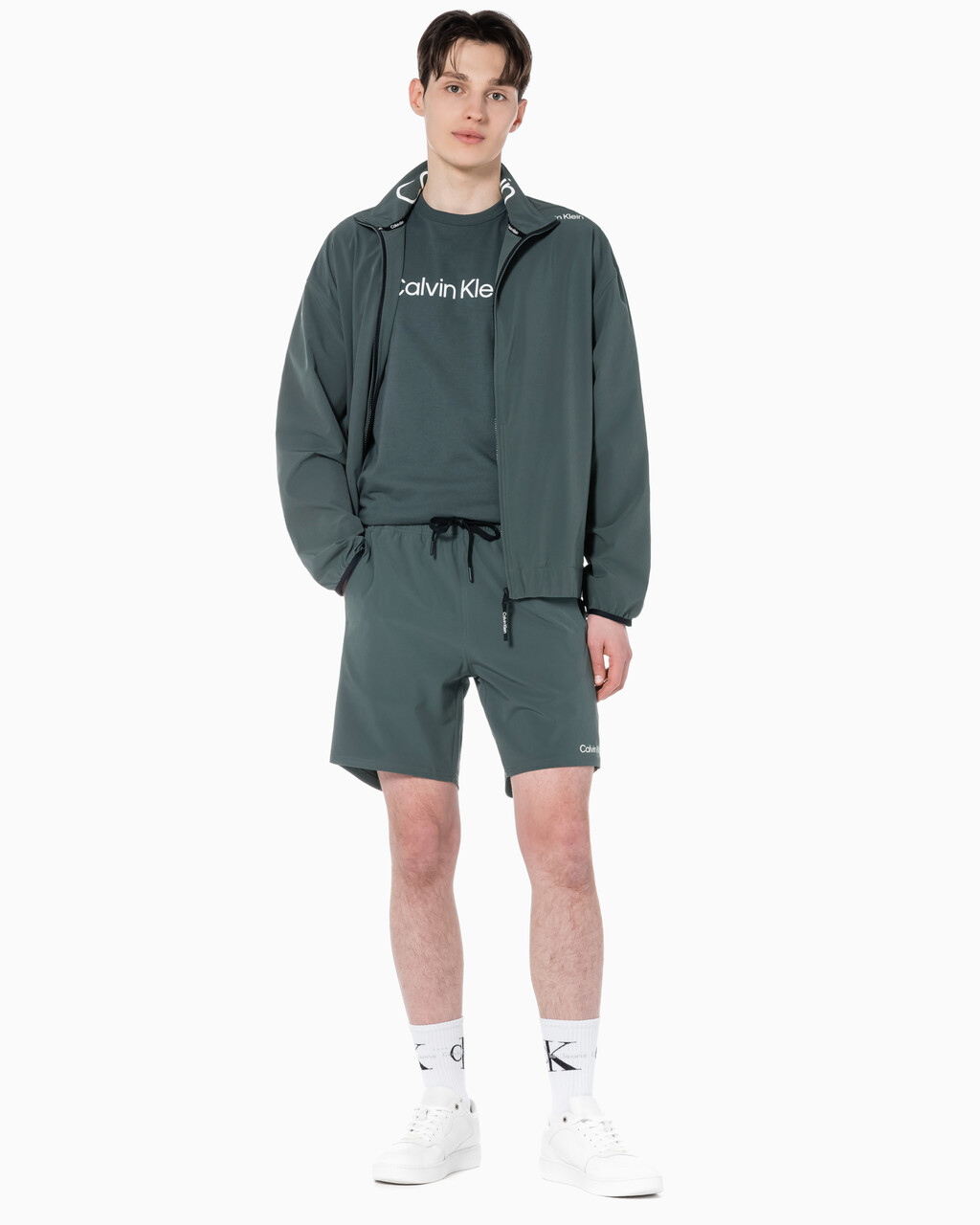 Buy 남성 리플렉티브 로고 레귤러 핏 우븐 쇼츠 in color URBAN CHIC