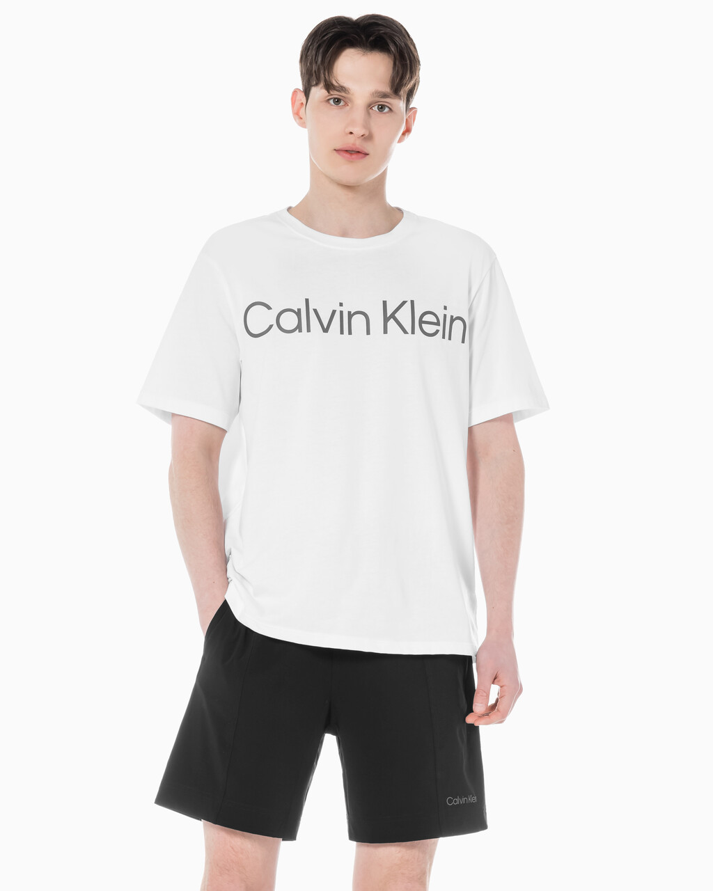 Buy 남성 레귤러 핏 에센셜 볼드 로고 반팔 티셔츠 in color BRIGHT WHITE