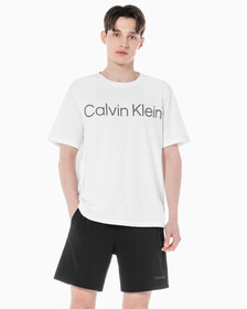 Buy 남성 레귤러 핏 에센셜 볼드 로고 반팔 티셔츠 in color BRIGHT WHITE
