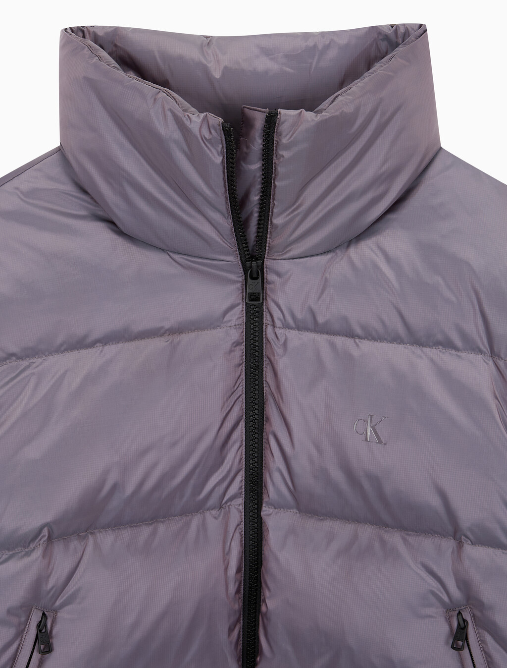 Buy 여성 투톤 글로시 디터쳐블 크롭 다운 in color AMARANTH 