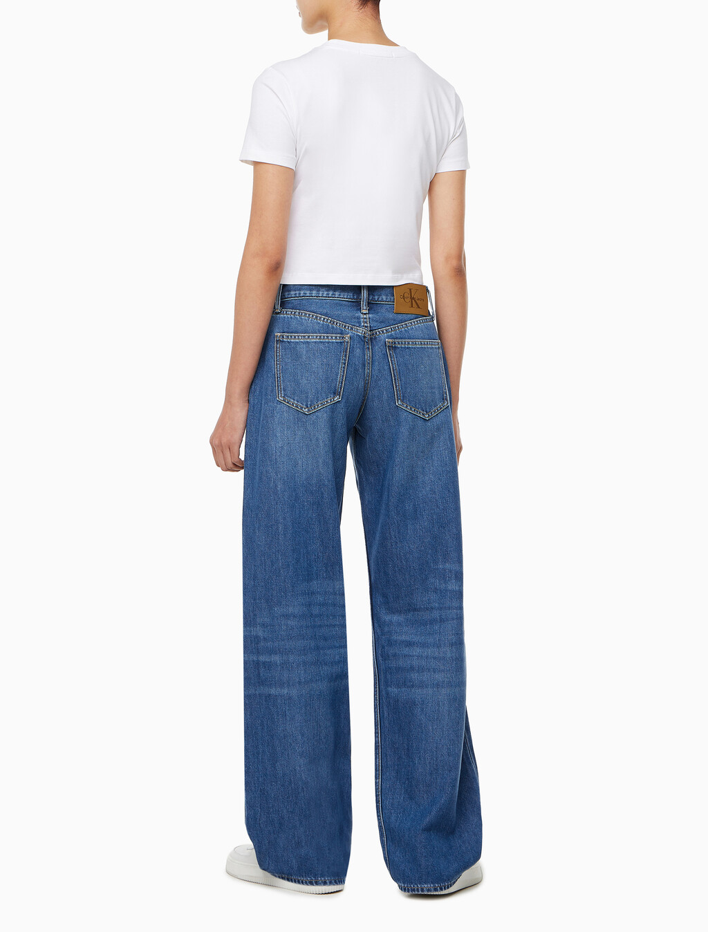 Buy 여성 로우라이즈 릴렉스핏 미드블루 37.5 라이트웨이트 데님 in color MID BLUE BACK EMBRO