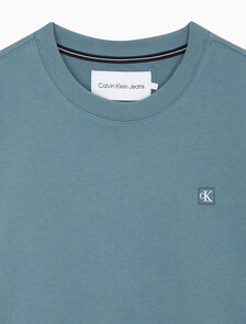 Buy 남성 레귤러핏 CK 뱃지 로고 스웻셔츠 in color GOBLIN BLUE