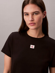 Buy 여성 우븐라벨 클래식 핏 티 in color BLACK