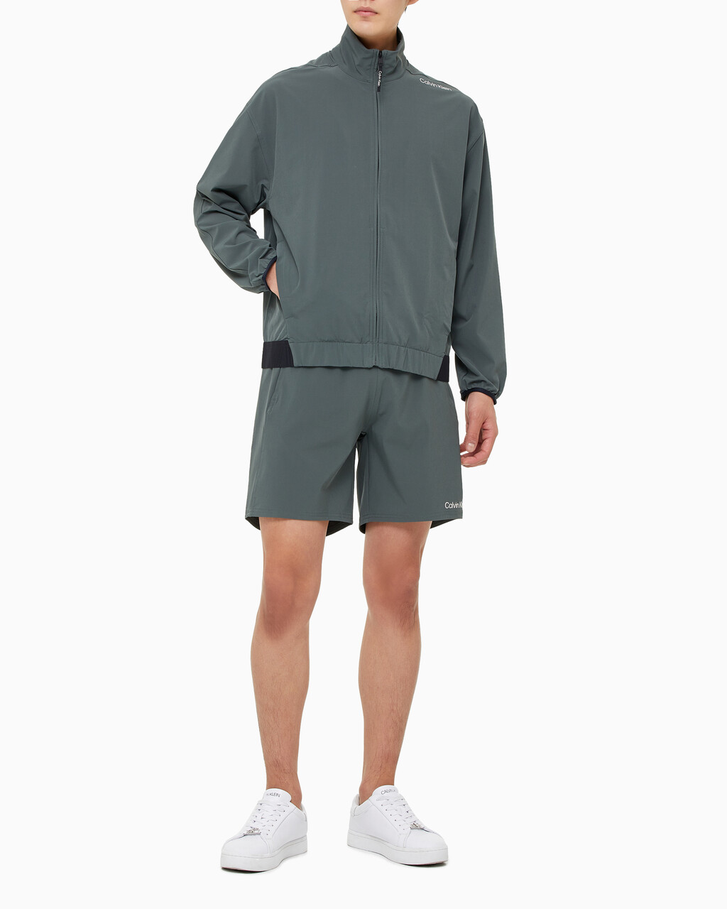 Buy 남성 리플렉티브 로고 레귤러 핏 우븐 쇼츠 in color URBAN CHIC