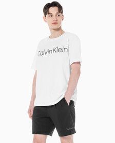 Buy 남성 레귤러 핏 에센셜 볼드 로고 반팔 티셔츠 in color BRIGHT WHITE