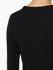 Buy 여성 우븐라벨 크루넥 롱슬리브 탑 in color BLACK