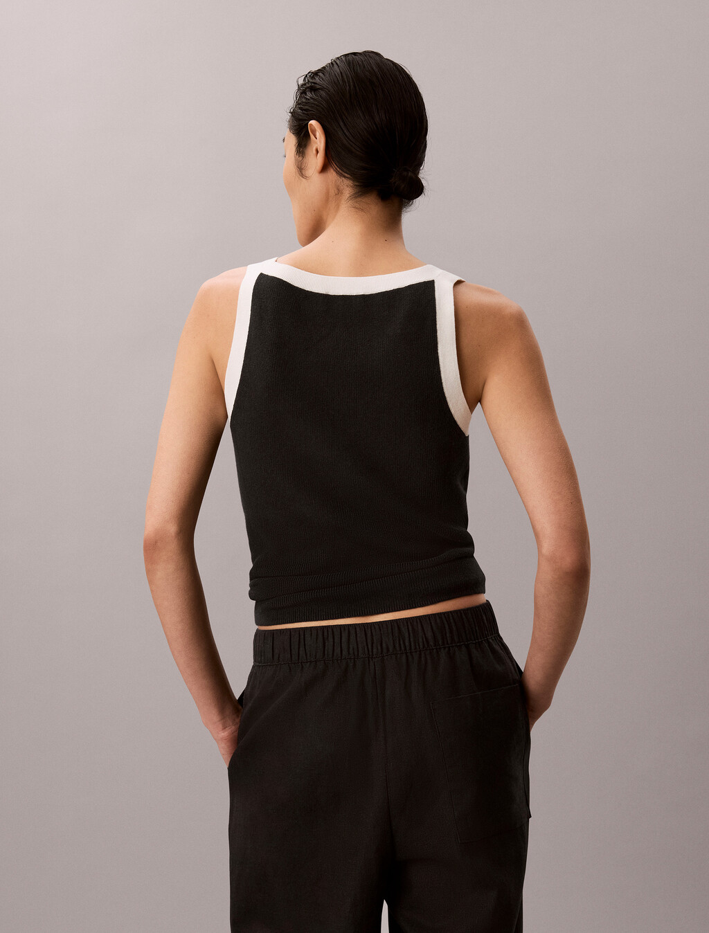 Buy 여성 우븐라벨 탱크 in color BLACK