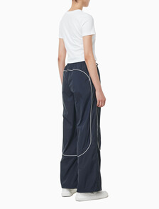 Buy 여성 크링클 나일론 조거 팬츠 in color Navy