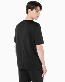 Buy 남성 레귤러 핏 에센셜 스트레치 기능성 반팔 티셔츠 in color BLACK