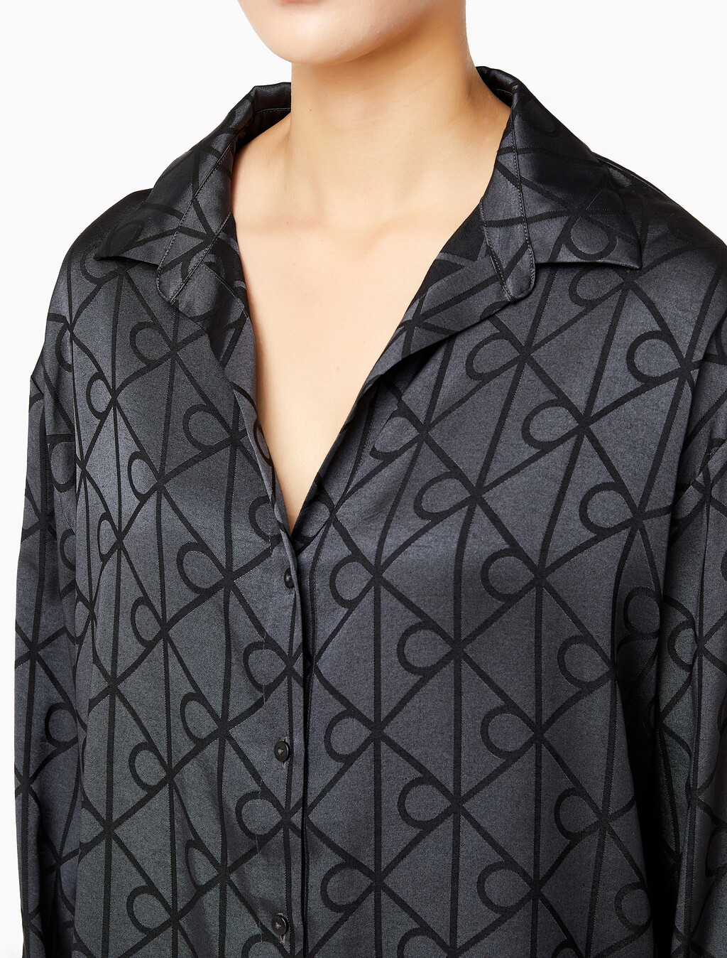 Buy 여성 샤인 새틴 자카드 AOP 셔츠 in color Black