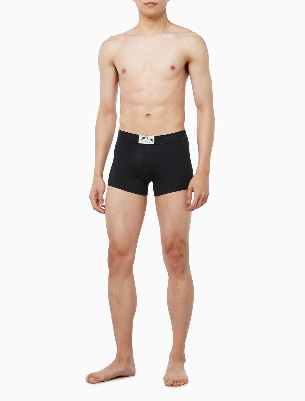 Buy 남성 헤리티지 크레스트 트렁크 in color BLACK