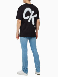 Buy 남성 릴렉스핏 CK 스프레이 로고 반팔 티셔츠 in color CK BLACK