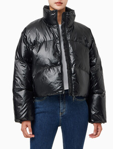 Buy 여성 크롭 글로시 커브드 퀼팅 다운 푸퍼 in color CK BLACK