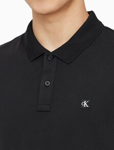 Buy 남성 슬림핏 CK 로고 뱃지  폴로 티셔츠 in color CK BLACK