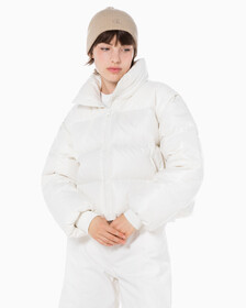 Buy 여성 글로시 디터쳐블 크롭 다운 푸퍼 in color WHITE