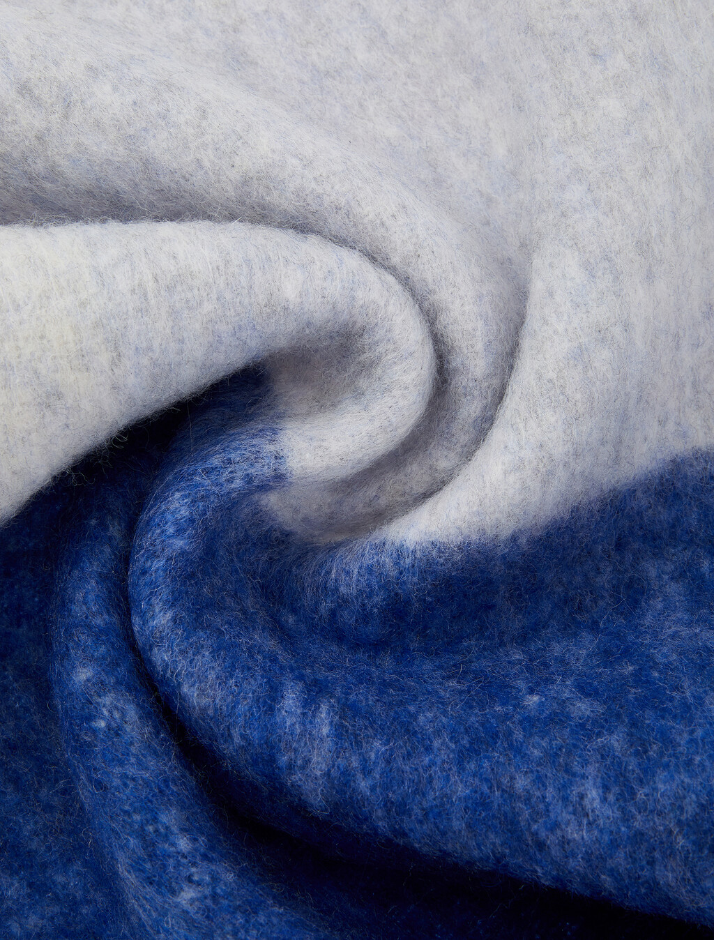 Buy 남녀공용  패치로고 배색 체크 머플러 in color Blue