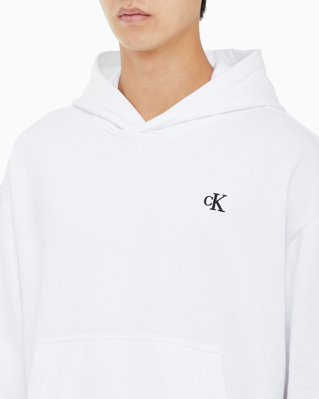 Buy 남성 아카이브 릴렉스핏 CK 스몰 로고 기모 후디 in color BRILLIANT WHITE