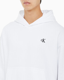 Buy 남성 아카이브 릴렉스핏 CK 스몰 로고 기모 후디 in color BRILLIANT WHITE