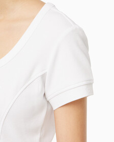 Buy 여성 엠보스 로고 U넥 크롭 반팔 티셔츠 in color BRIGHT WHITE
