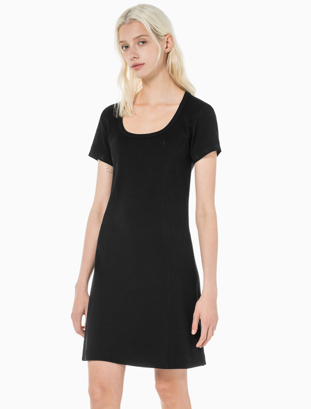 Buy 여성 로고 엠보스 립 반팔 코튼 드레스 in color CK BLACK