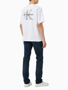 Buy 남성 오버핏 엠보스 모노로고 티 in color BRIGHT WHITE