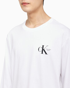 Buy 남녀공용  베이직 로고 긴팔 티셔츠 in color BRIGHT WHITE