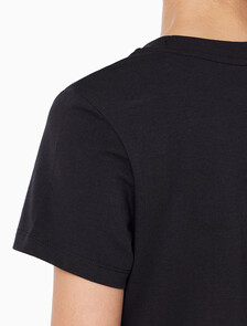 Buy 여성 슬림핏 인스티튜셔널 로고 반팔 티셔츠 in color BLACK