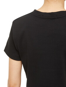 Buy 여성 로고 뱃지 크롭 반팔 티셔츠 in color CK BLACK