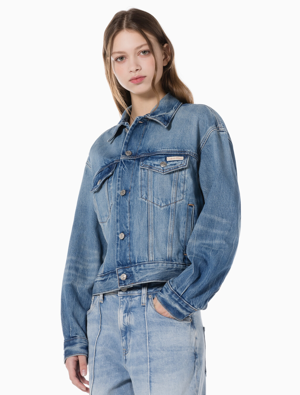 Buy 여성 코튼 셀비지 90's 트러커 자켓 in color BLUE