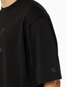 Buy 남성 릴렉스핏 스몰 로고 반팔 티셔츠 in color CK BLACK