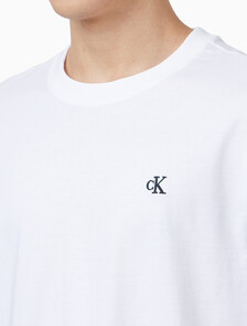 Buy 남성 이지핏 아카이브 로고 긴팔 티셔츠 in color BRIGHT WHITE