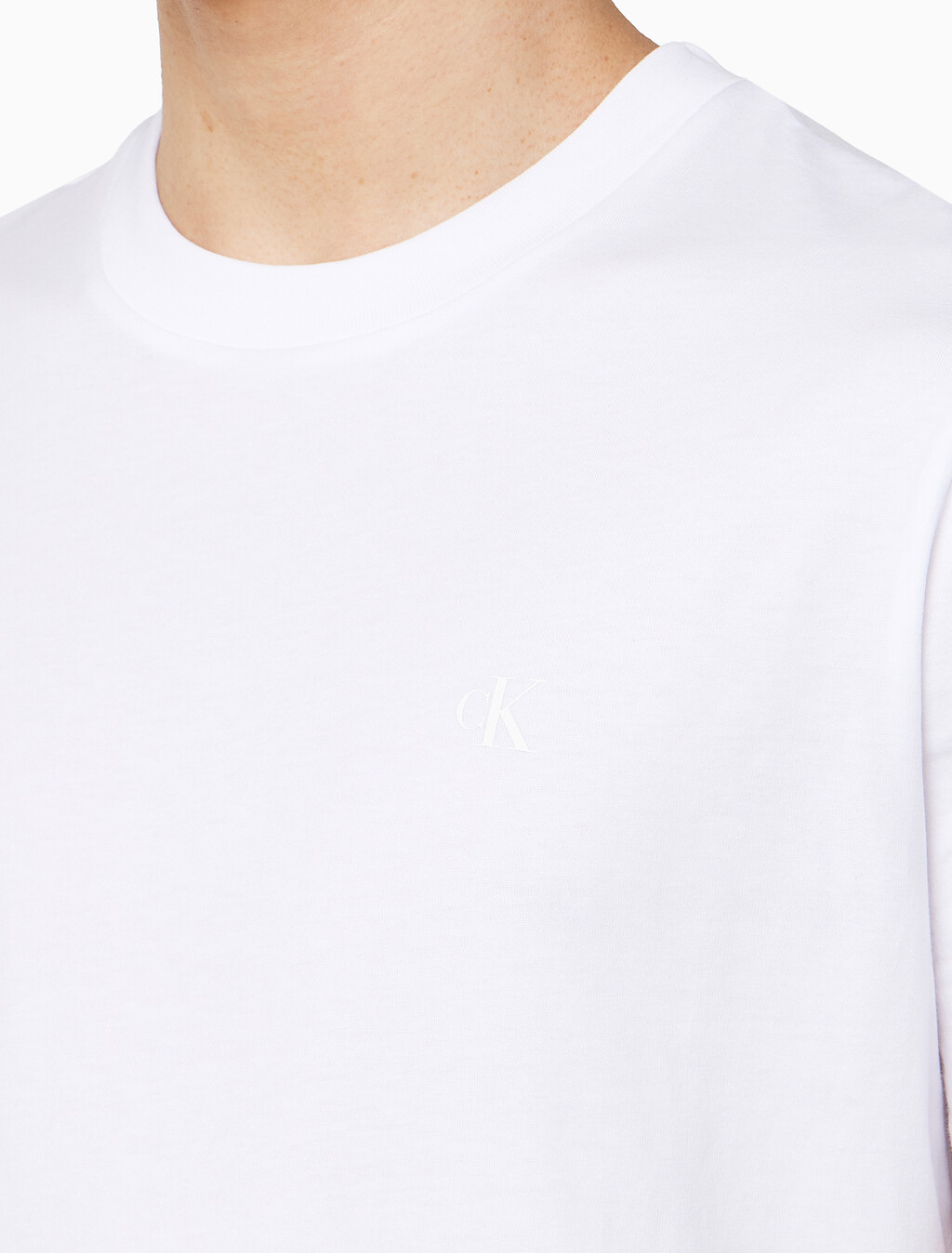 Buy 남성 레귤러핏 CKJ 백로고 그래픽 반팔 티셔츠 in color BRILLIANT WHITE