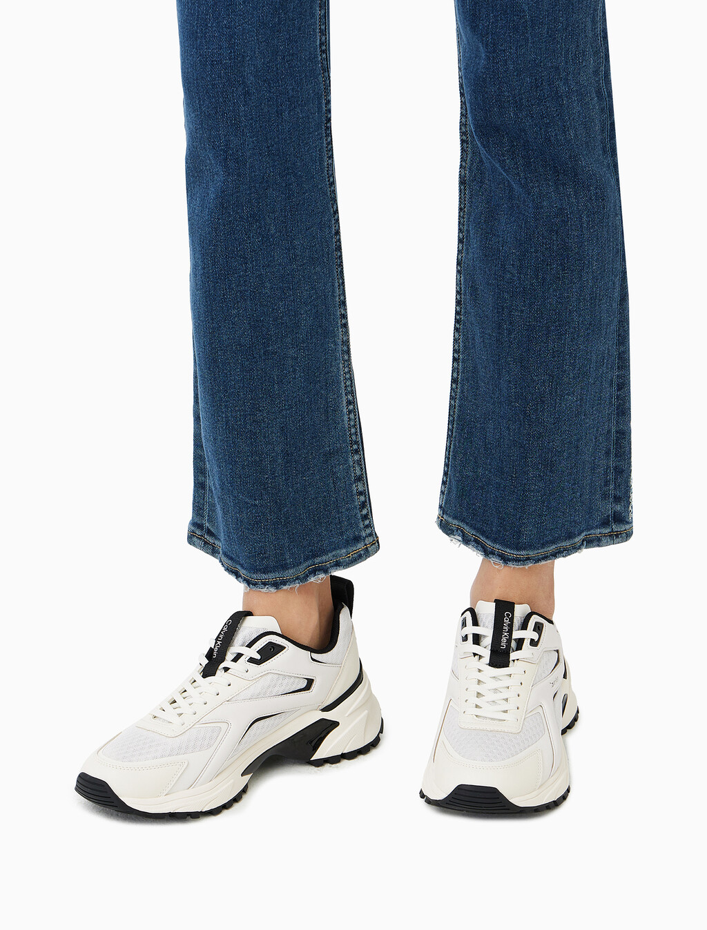 Buy 여성 트레일블레이저 하이크 런 메쉬 슈즈 in color WHITE