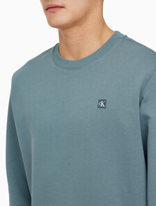 Buy 남성 레귤러핏 CK 뱃지 로고 스웻셔츠 in color GOBLIN BLUE