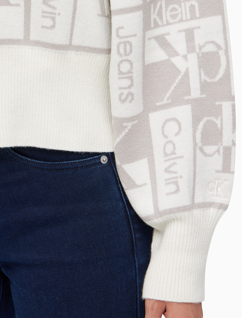 Buy 여성 투웨이 브이넥 AOP 크롭 가디건 in color GREY