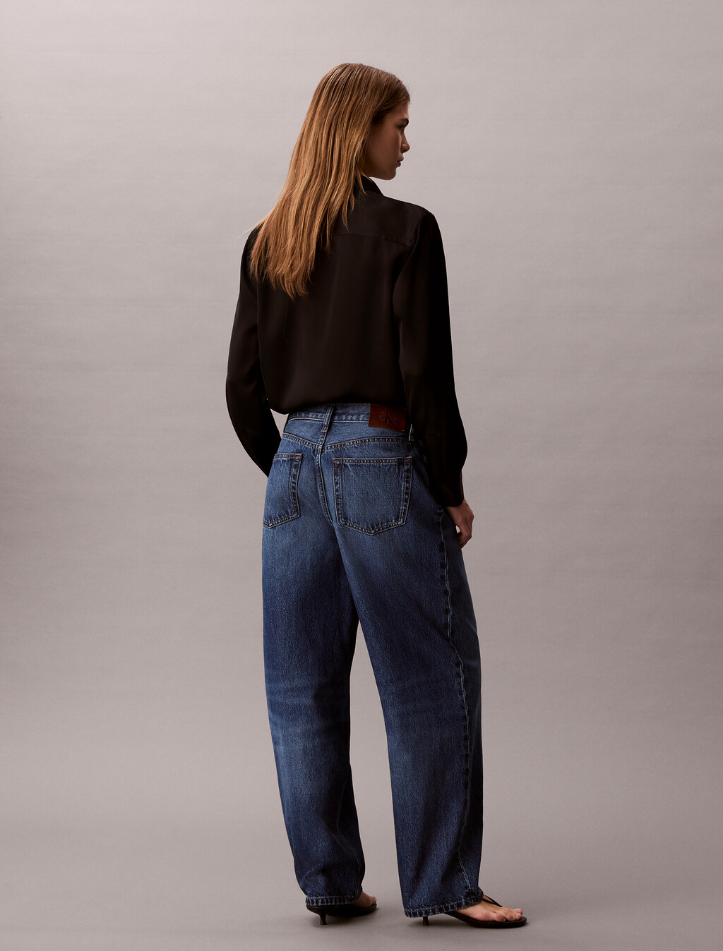 Buy 여성 미드라이즈 스키니 데님 in color Mid blue