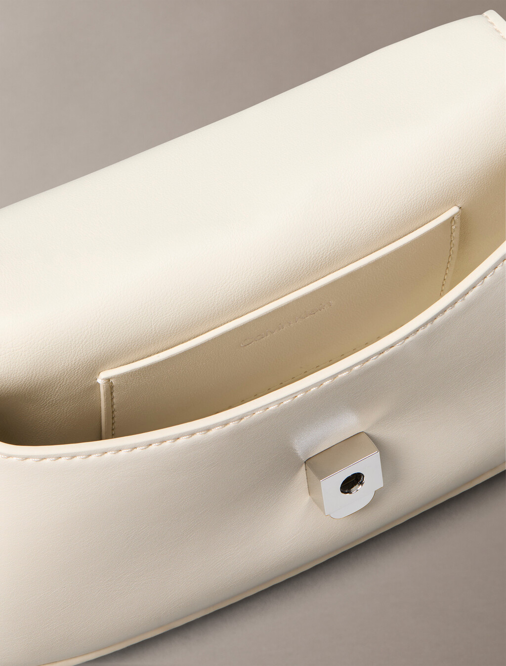 Buy 여성 CK 탑핸들 크로스바디 in color Ivory
