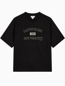 Buy 남성 릴렉스핏 뉴욕 바시티 로고 반팔 티셔츠 in color BLACK