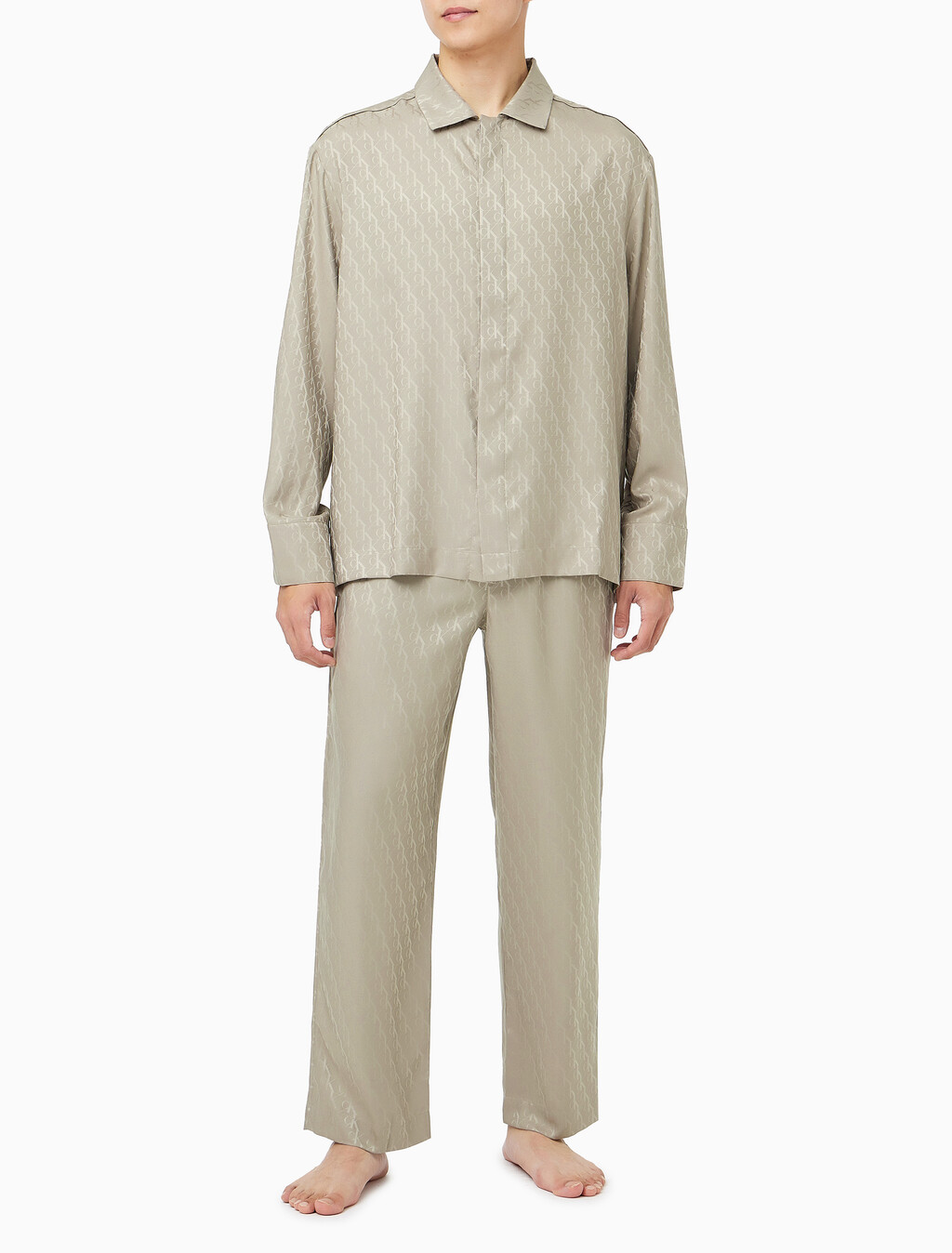 Buy 남성 샤인 새틴 자카드 팬츠 in color KHAKI BEIGE