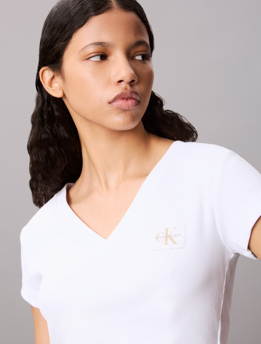 Buy 여성 우븐라벨 베이비립 브이넥 티 in color BRILLIANT WHITE