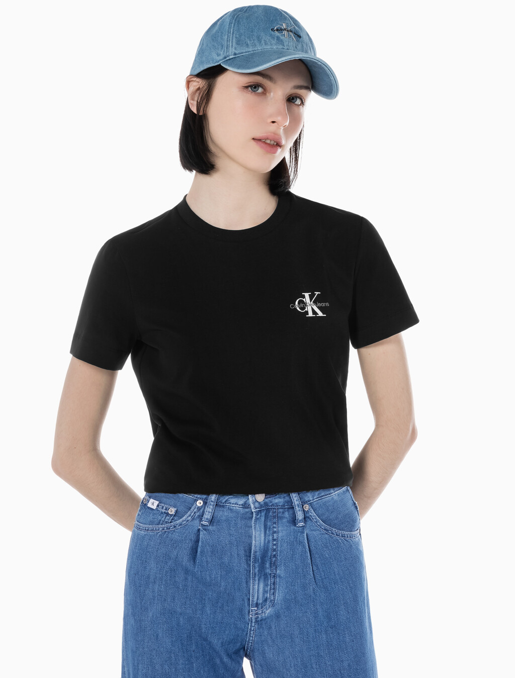 Buy 여성 레귤러핏 스몰 모노그램 로고 반팔 티셔츠  in color CK BLACK