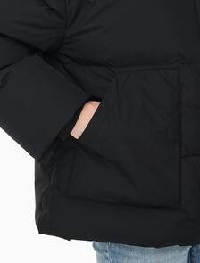 Buy 여성 숏 렝스 스탠드 카라 푸퍼 in color BLACK