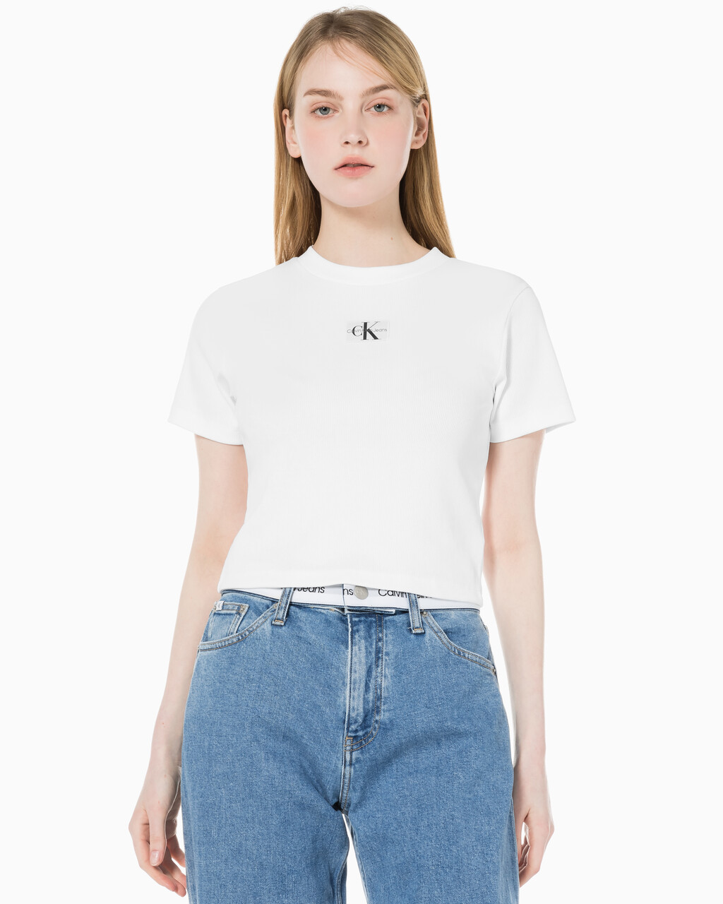 Buy 여성 로고 뱃지 크롭 반팔 티셔츠 in color BRIGHT WHITE
