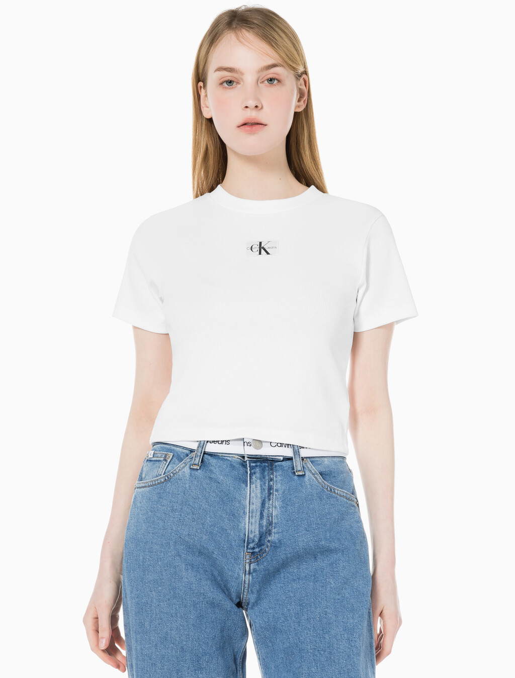 Buy 여성 로고 뱃지 크롭 반팔 티셔츠 in color BRIGHT WHITE